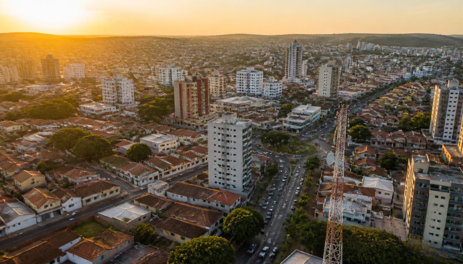 Vista aérea de bairros e avenidas de Campinas e região